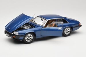 Jaguar XJ-S Син Road Signature 1:18 92658 Метал — снимка 2 от 8