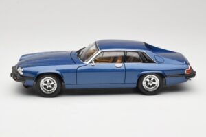 Jaguar XJ-S Син Road Signature 1:18 92658 Метал — снимка 4 от 8