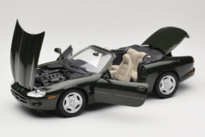 Jaguar XK8 Green Metallic Светло Сиво Интериор Maisto 1:18 31836 Метал — снимка 2 от 8