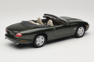 Jaguar XK8 Green Metallic Светло Сиво Интериор Maisto 1:18 31836 Метал — снимка 3 от 8