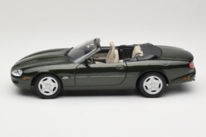 Jaguar XK8 Green Metallic Светло Сиво Интериор Maisto 1:18 31836 Метал — снимка 4 от 8