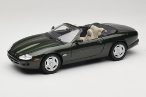Jaguar XK8 Green Metallic Светло Сиво Интериор Maisto 1:18 31836 Метал