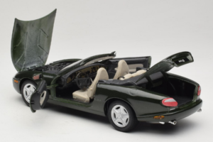 Jaguar XK8 Green Metallic Светло Сиво Интериор Maisto 1:18 31836 Метал — снимка 5 от 8