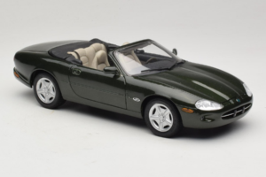 Jaguar XK8 Green Metallic Светло Сиво Интериор Maisto 1:18 31836 Метал — снимка 6 от 8