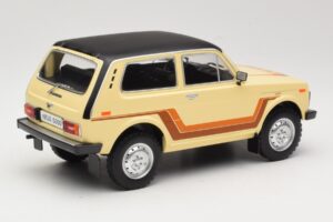 Lada Niva 2121 California Бежов MCG 1:18 MCG18004 Метал — снимка 2 от 6