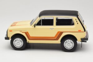 Lada Niva 2121 California Бежов MCG 1:18 MCG18004 Метал — снимка 3 от 6