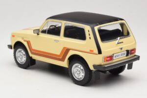 Lada Niva 2121 California Бежов MCG 1:18 MCG18004 Метал — снимка 5 от 6