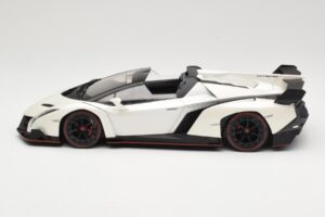 Lamborghini Veneno Roadster Бял С Червена Линия Kyosho 1:18 C09502W Метал — снимка 3 от 6