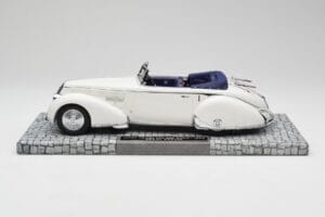 Lancia Astura Tipo 233 Corto Бял Minichamps 1:18 107125330 Смола — снимка 3 от 6
