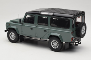Land Rover Defender Station Wagon Keswick Green GT Spirit 1:18 GT527 Смола — снимка 5 от 6