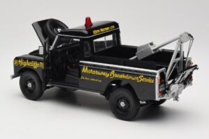 Land Rover Series III Спасителен Автомобил Черен Universal Hobbies 1:18 4411 Метал — снимка 5 от 8