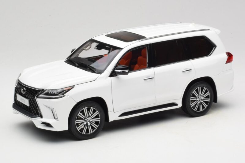 Lexus LX570 J200 Бял LCD 1:18 LCD18010-WH Метал