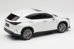 Lexus NX450h+ AZ20 Бял Kyosho 1:18 08968Q Смола — снимка 3 от 8
