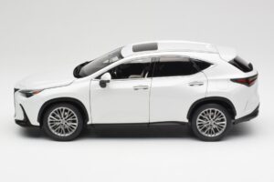 Lexus NX450h+ AZ20 Бял Kyosho 1:18 08968Q Смола — снимка 4 от 8