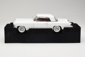Lincoln Continental Mark II Бял Road Signature 1:18 20078-P1 Метал — снимка 3 от 6