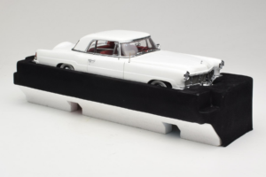 Lincoln Continental Mark II Бял Road Signature 1:18 20078-P1 Метал — снимка 4 от 6