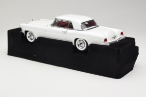 Lincoln Continental Mark II Бял Road Signature 1:18 20078-P1 Метал — снимка 5 от 6