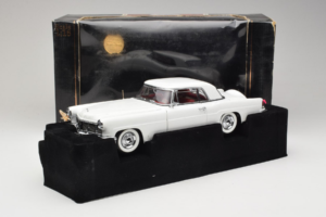 Lincoln Continental Mark II Бял Road Signature 1:18 20078-P1 Метал — снимка 6 от 6