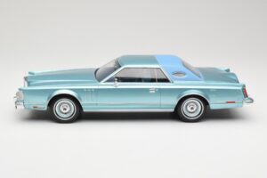 Lincoln Continental Mark V Blue Metallic MCG 1:18 MCG18369 Метал — снимка 3 от 6