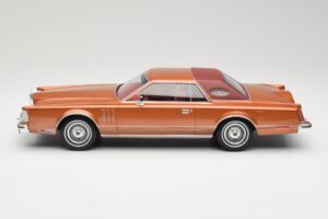 Lincoln Continental Mark V Crystal Apricot Metallic MCG 1:18 MCG18370 Метал — снимка 3 от 6