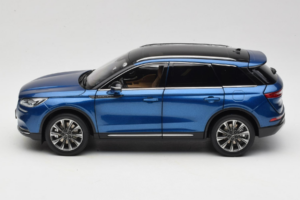 Lincoln Corsair Син OEM 1:18 LINCOLN001 Метал — снимка 4 от 8