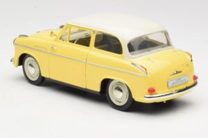 Lloyd Alexander TS Жълт Revell 1:18 08958 Метал — снимка 7 от 8