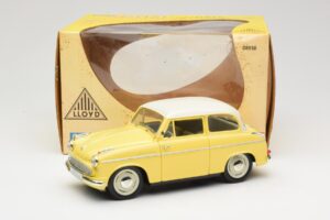 Lloyd Alexander TS Жълт Revell 1:18 08958 Метал — снимка 8 от 8