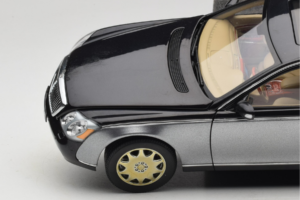 Maybach 57 SWB Caspian Black Himalayas Grey AUTOart 1:18 76151 Метал — снимка 8 от 9