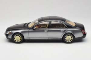 Maybach 57 SWB Caspian Black Himalayas Grey AUTOart 1:18 76151 Метал — снимка 4 от 9