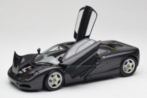 McLaren F1 Carbon Черен Металик Minichamps 1:18 530133420 Метал — снимка 2 от 8