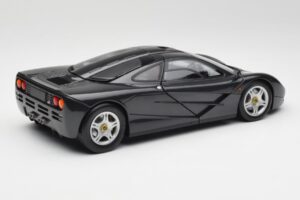 McLaren F1 Carbon Черен Металик Minichamps 1:18 530133420 Метал — снимка 3 от 8