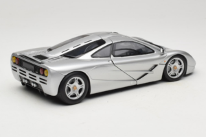 McLaren F1 Сребрист UT Models 1:18 530133180-R1 Метал — снимка 3 от 8