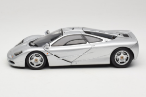 McLaren F1 Сребърен UT Models 1:18 530133180 Метал — снимка 4 от 8