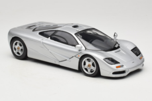 McLaren F1 Сребърен UT Models 1:18 530133180 Метал — снимка 6 от 8