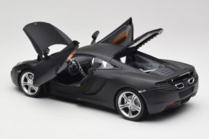 McLaren MP4-12C Matt Satellite Сив Minichamps 1:18 110133024 Метал — снимка 5 от 8