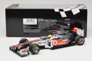 McLaren MP4-26 Mercedes #3 L. Hamilton Vodafone McLaren F1 2011 Minichamps 1:18 530111803 Метал — снимка 6 от 7
