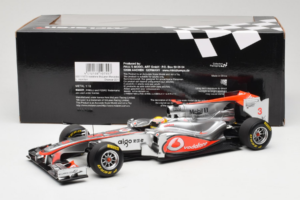 McLaren MP4-26 Mercedes #3 L. Hamilton Vodafone McLaren Showcar F1 2011 Minichamps 1:18 530111873 Метал — снимка 6 от 7
