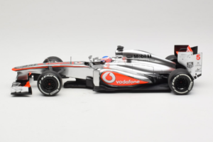 McLaren MP4-28 Mercedes #5 J. Button Vodafone McLaren F1 2013 Minichamps 1:18 530131805 Метал — снимка 3 от 7