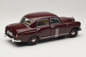 Mercedes 180 Ponton Тъмночервен Revell 1:18 08876 Метал — снимка 2 от 6