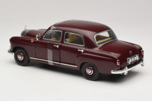Mercedes 180 Ponton Тъмночервен Revell 1:18 08876 Метал — снимка 5 от 6