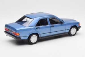 Mercedes 190E W201 Diamond Син Дилърско Издание Norev 1:18 B66040661 Метал — снимка 3 от 8