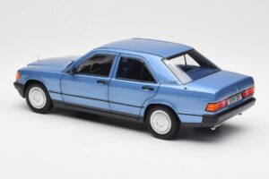 Mercedes 190E W201 Diamond Син Дилърско Издание Norev 1:18 B66040661 Метал — снимка 7 от 8