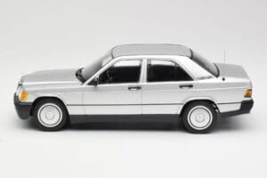 Mercedes 190E W201 Сребрист Minichamps 1:18 155037004 Метал — снимка 3 от 6