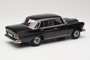 Mercedes 200 W110 Черен Norev 1:18 183574 Метал — снимка 3 от 8