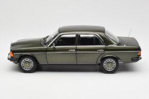 Mercedes 200 W123 Cypress Зелен Металик Дилърско Издание Norev 1:18 B66040654 Метал — снимка 4 от 8