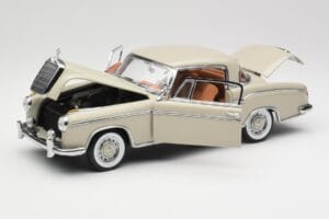 Mercedes 220 SE W128 Coupe Светлосив Sun Star 1:18 3568 Метал — снимка 2 от 8