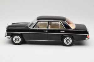 Mercedes 220D W115 Черен MCG 1:18 MCG18117 Метал — снимка 3 от 6