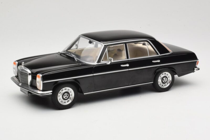 Mercedes 220D W115 Черен MCG 1:18 MCG18117 Метал