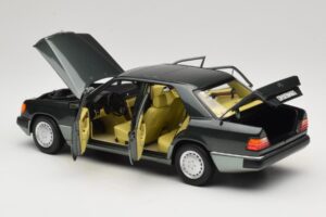 Mercedes 230E W124 Night Green Metallic Norev 1:18 183952 Метал — снимка 5 от 8