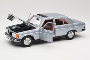 Mercedes 230E W123 Сребрист & Светлосин Revell 1:18 08407 Метал — снимка 2 от 8